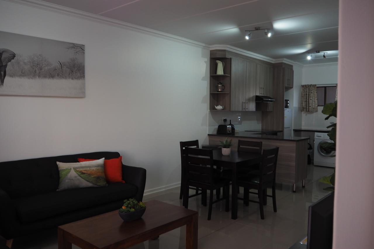 Or Tambo Self Catering Apartments, The Willows Boksburg Ngoại thất bức ảnh