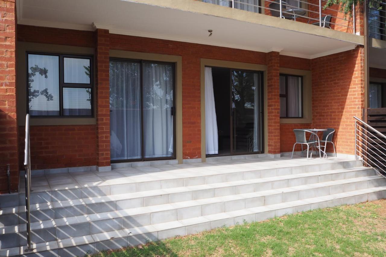 Or Tambo Self Catering Apartments, The Willows Boksburg Ngoại thất bức ảnh