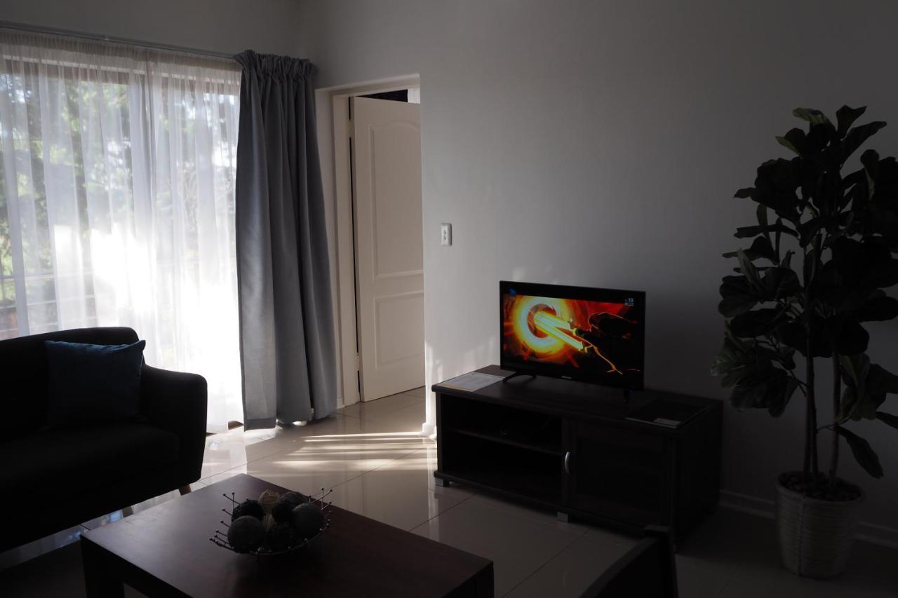 Or Tambo Self Catering Apartments, The Willows Boksburg Ngoại thất bức ảnh