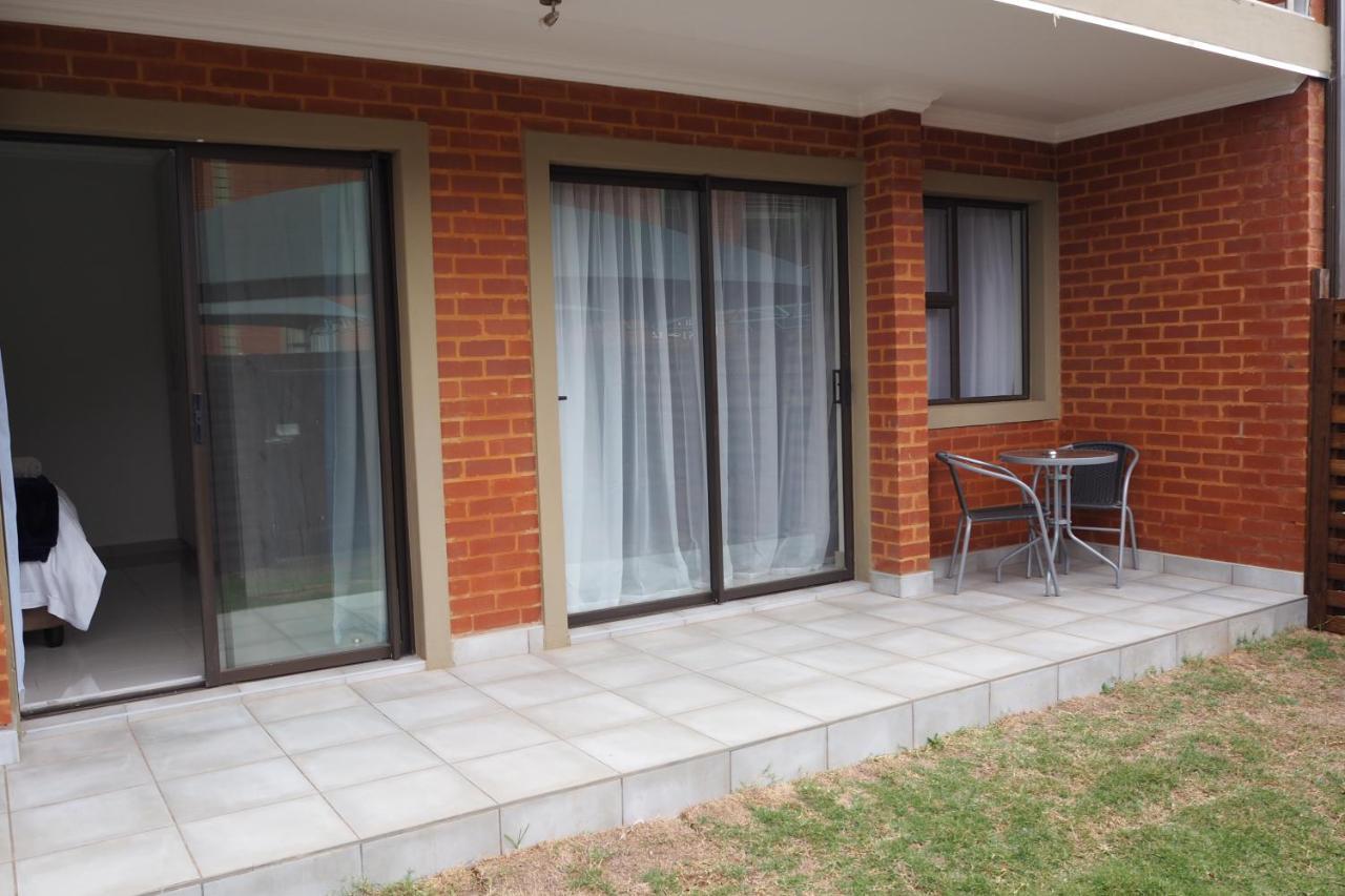 Or Tambo Self Catering Apartments, The Willows Boksburg Ngoại thất bức ảnh