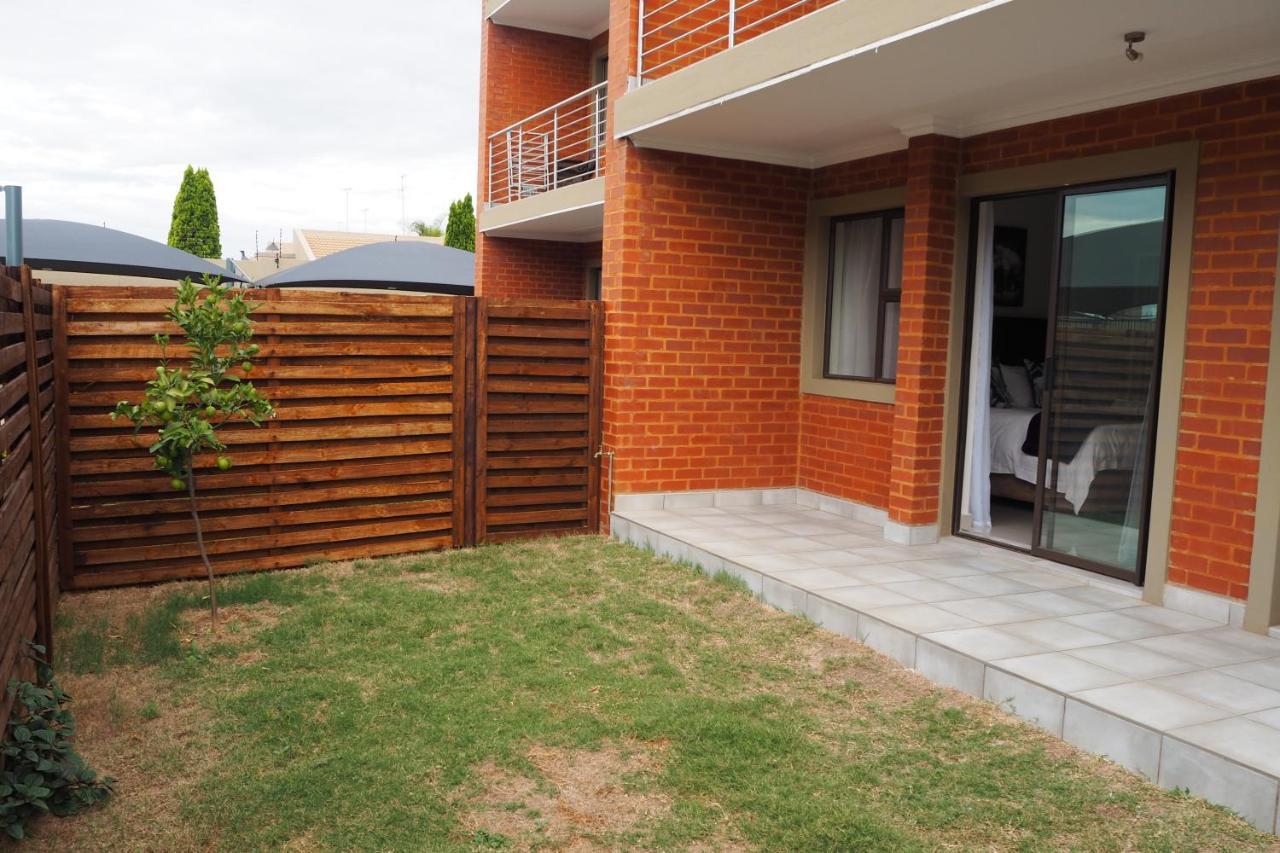 Or Tambo Self Catering Apartments, The Willows Boksburg Ngoại thất bức ảnh