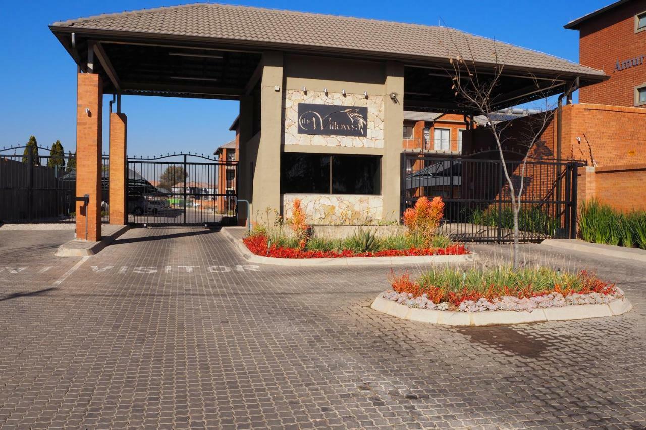 Or Tambo Self Catering Apartments, The Willows Boksburg Ngoại thất bức ảnh