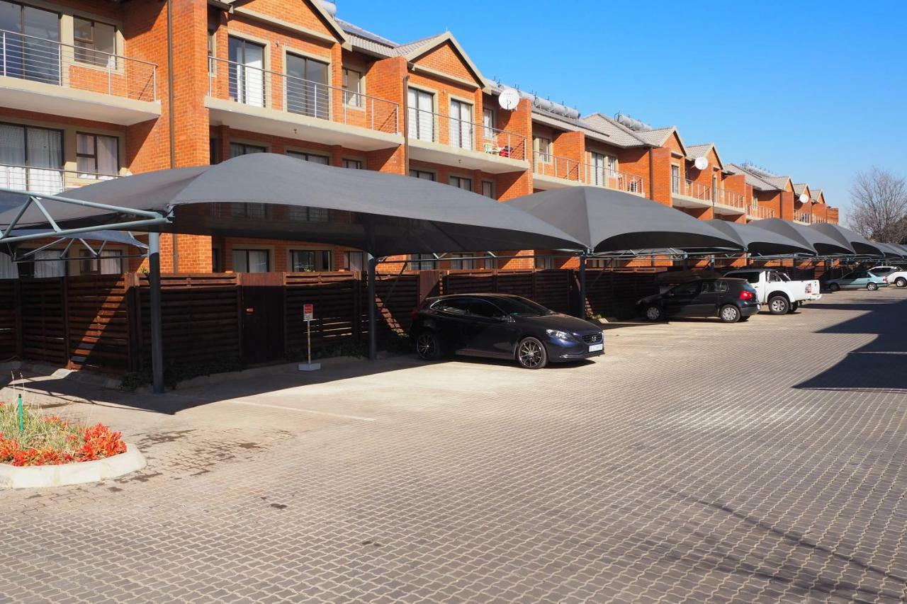 Or Tambo Self Catering Apartments, The Willows Boksburg Ngoại thất bức ảnh